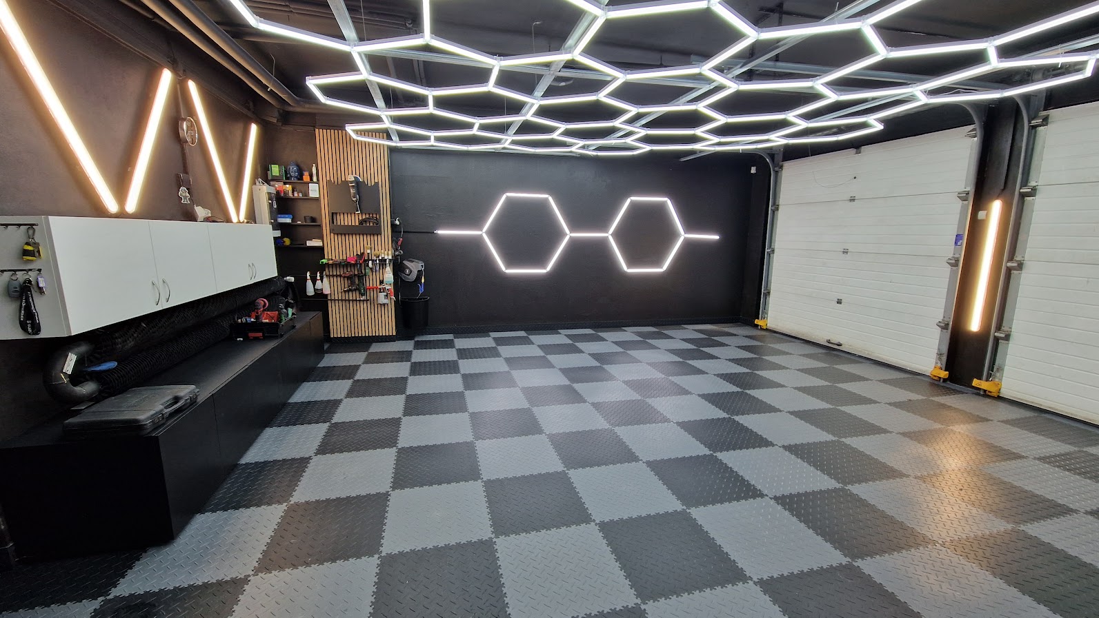 Detailing studio — hexagonální světla na stropě