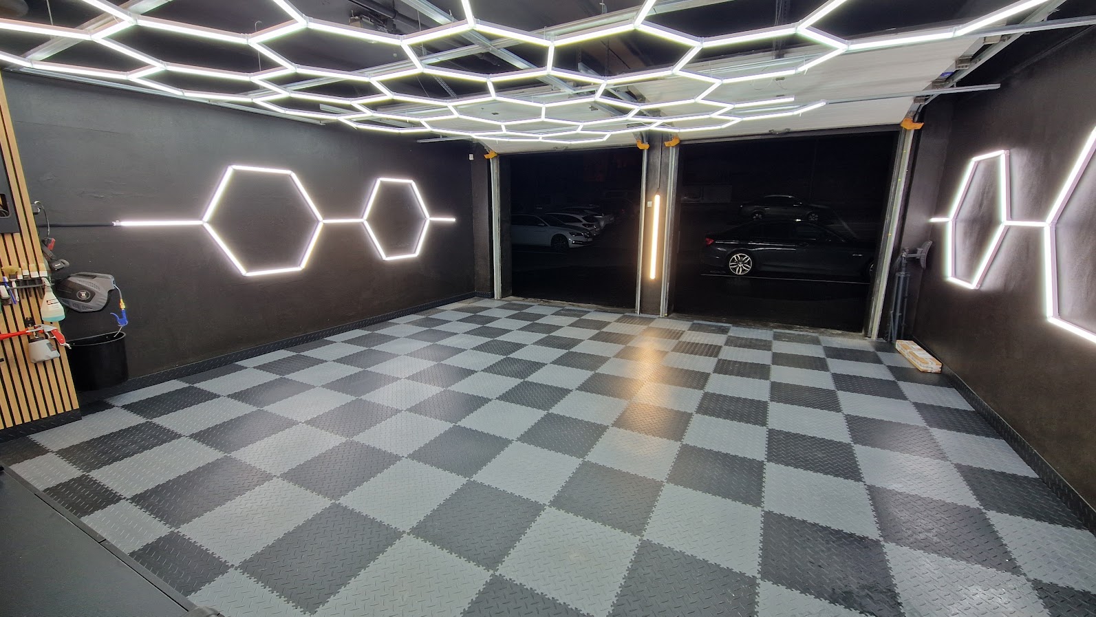 Carwash Peterek — noční pohled do studia
