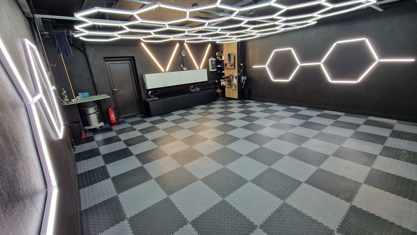 Interiér detailing boxu s hexagonálními světly